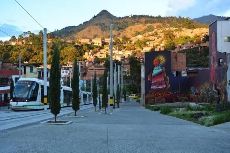 Detalle 3 de Mural Cerámicas, 2017, Estación Alejandro Echavarría del tranvía, Medellín