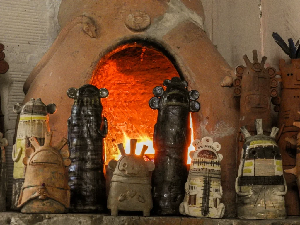 El Barro como punto de partida. Esculturas junto a horno