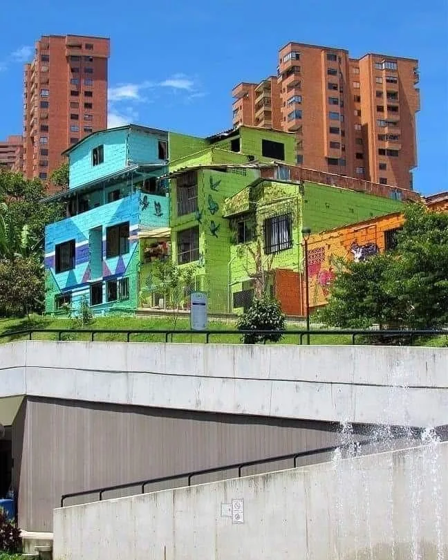Mural Proyecto macromural UVA El Poblado, 2018, Barrio El Garabato, Medellín